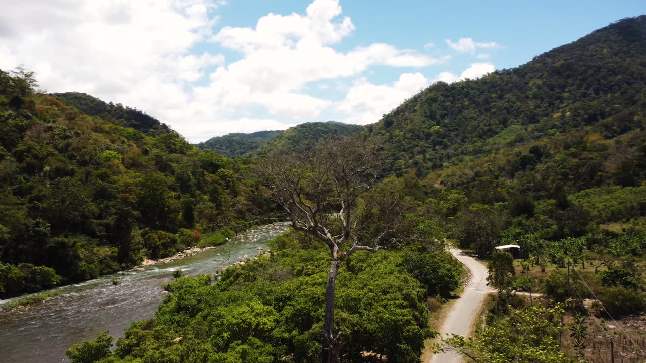 poderoso río que fluye a través del verde y exuberante valle de vietnam, vista aérea