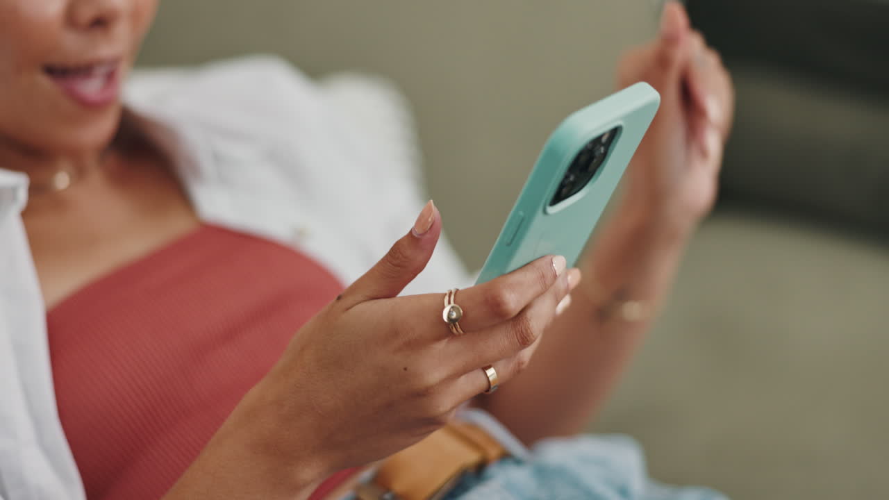 mujer usando un teléfono