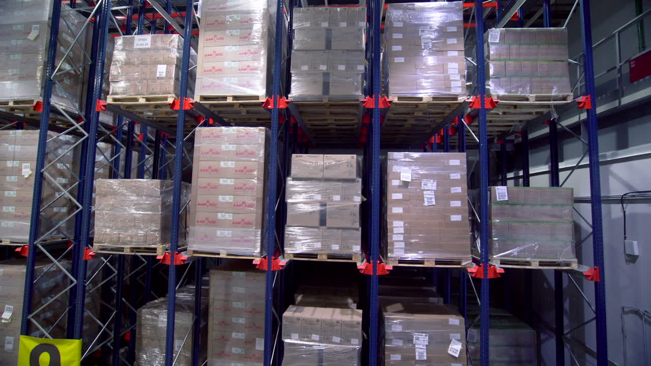 almacén frigorífico con estanterías de paletas