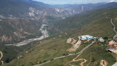 Luftaufnahmen-Der-Chicamocha-Nationalpark-Seilbahn-Und-Des-Acqua-Parks-In-Kolumbien,-San-Gil,-Santander