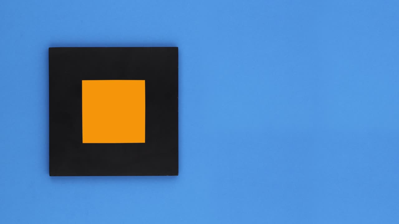 사각형 사진 프레임은 왼쪽 화면 사이트에서 장면에 들어오고 나갑니다.