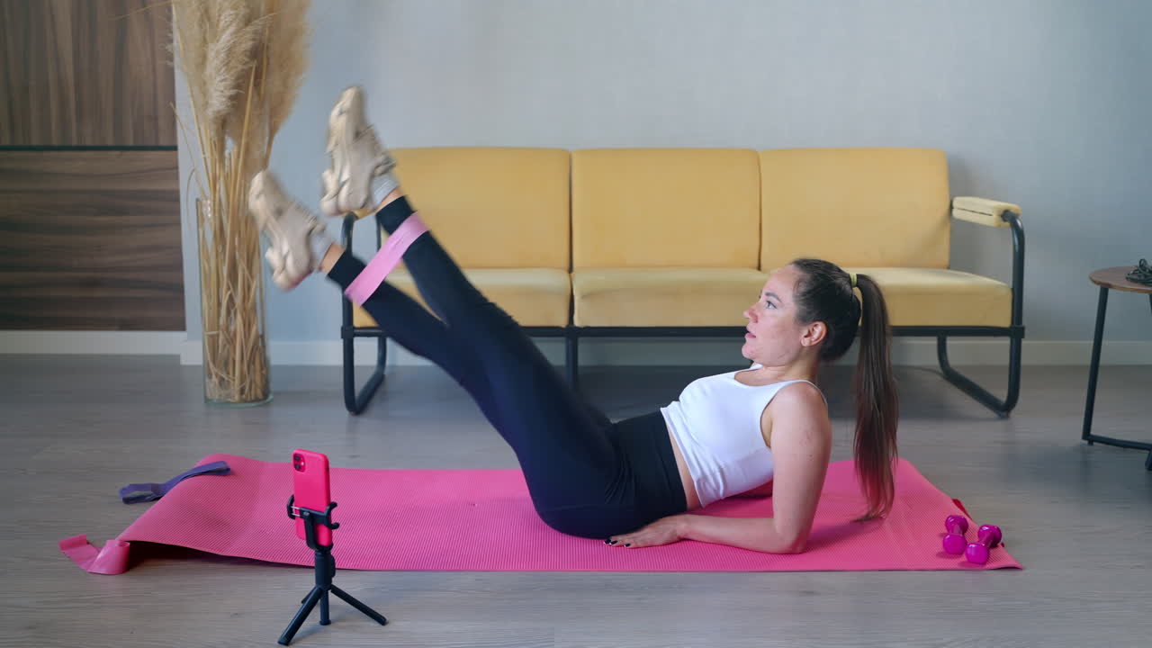 elevación de las piernas con banda de resistencia en el entrenamiento en casa