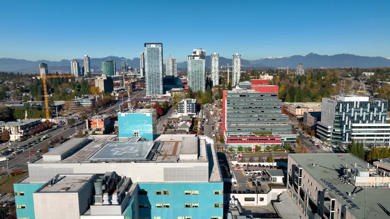 캐나다 서리에 있는 서리 기념 병원 건물이 있는 도시 풍경 - 공중 드론 샷
