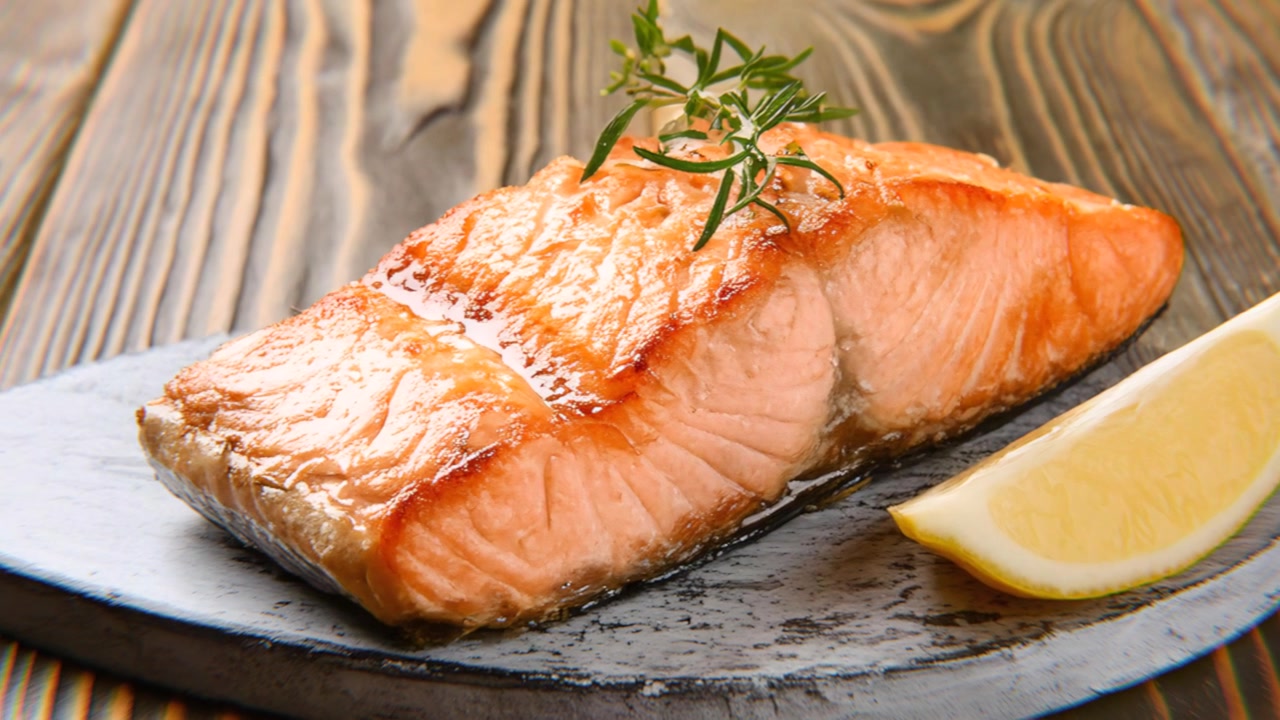 Filetto di salmone alla griglia con limone fresco e rosmarino