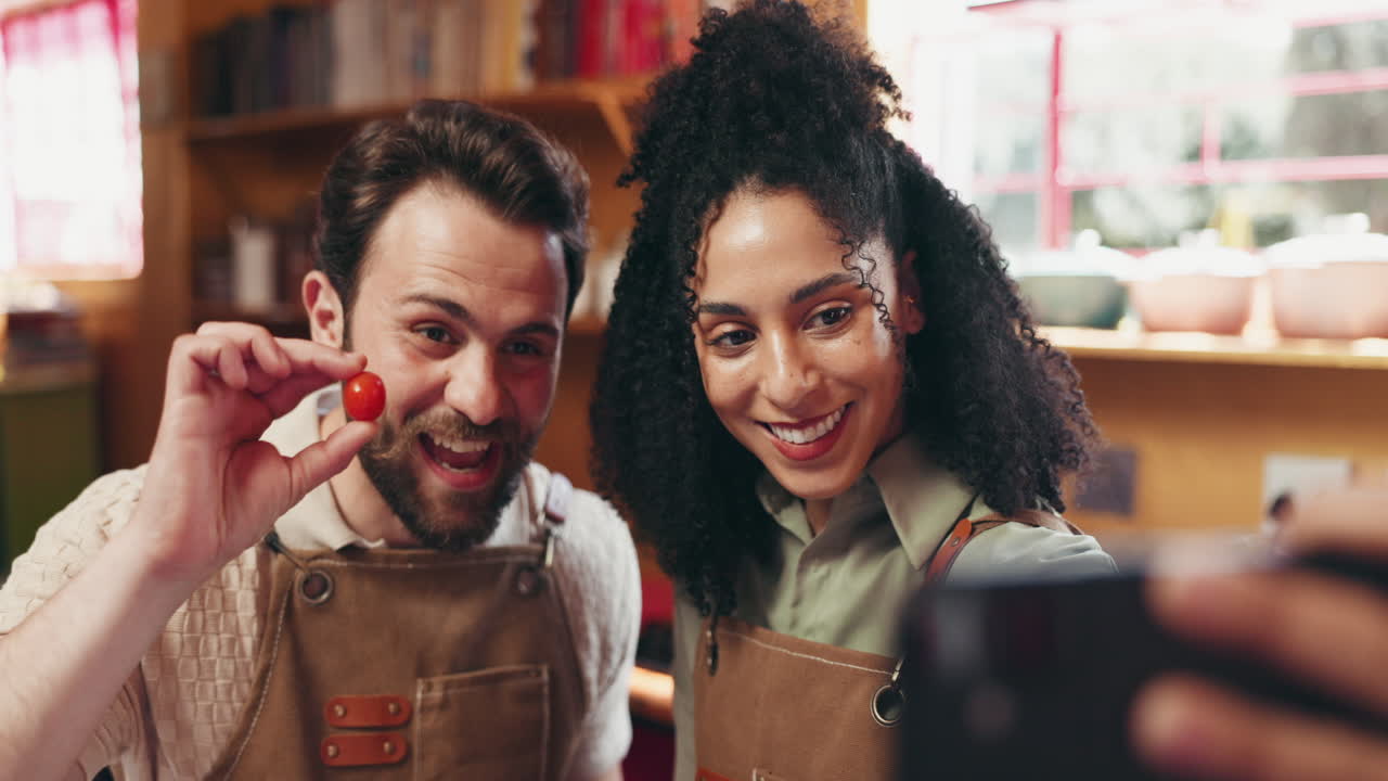 Coppia che si scatta un selfie in cucina