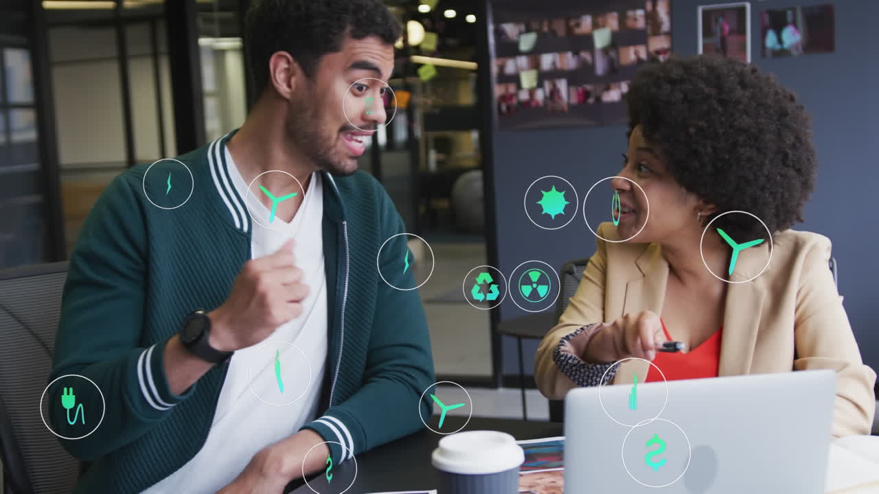 animación de múltiples iconos, diversos compañeros de trabajo felices después de mirar la computadora portátil y dar cinco altos