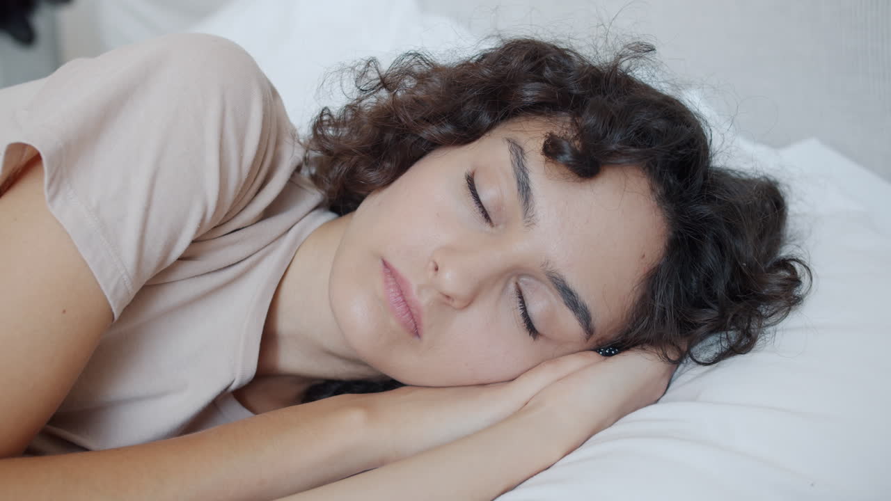 mujer durmiendo en la cama