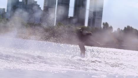 hombre montando tabla de vigilia a alta velocidad en el río de verano. deporte extremo
