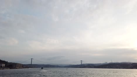 터키 이스탄불에서 보스포루스 항해를 하는 관광객들