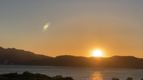 Ein-Rot-Brennender-Sonnenuntergang-über-Dem-Meer-Mit-Sesimbra-Klippen