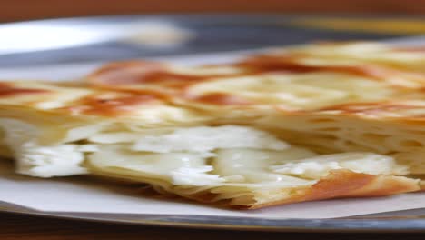 delicioso su böreği turco con queso blanco