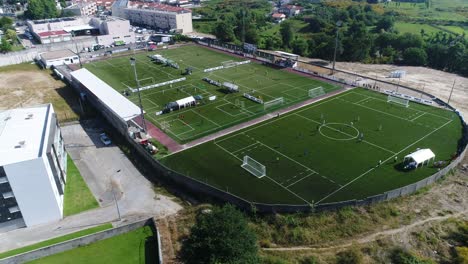 Volando-Sobre-Niños-Jugando-Al-Fútbol-En-El-Estadio-De-Fútbol