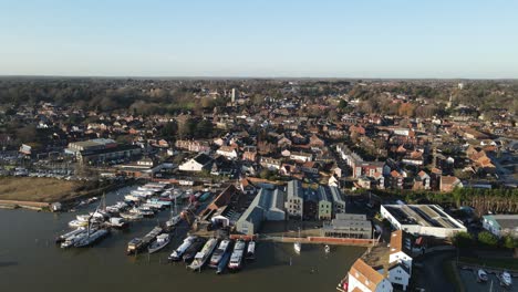 Woodbridge-Town-Und-Kai-Enthüllen-Suffolk-4k-Steigende-Antenne