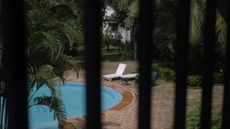 zona de estar junto a la piscina cinematográfica en goa