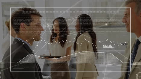 animación del procesamiento de datos financieros sobre diversos empresarios en la oficina.