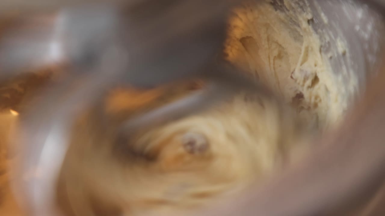 крупный снимок смесителя, смешивающего смесь печенья в металлической чаше