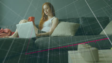 animación de gráficos cayendo y flecha sobre mujer caucásica bebiendo café y trabajando en la computadora portátil