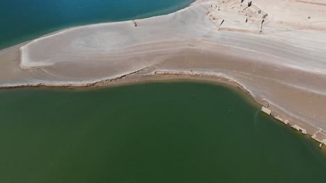 depósito vacío. disparo panorámico vertical. disparo aéreo