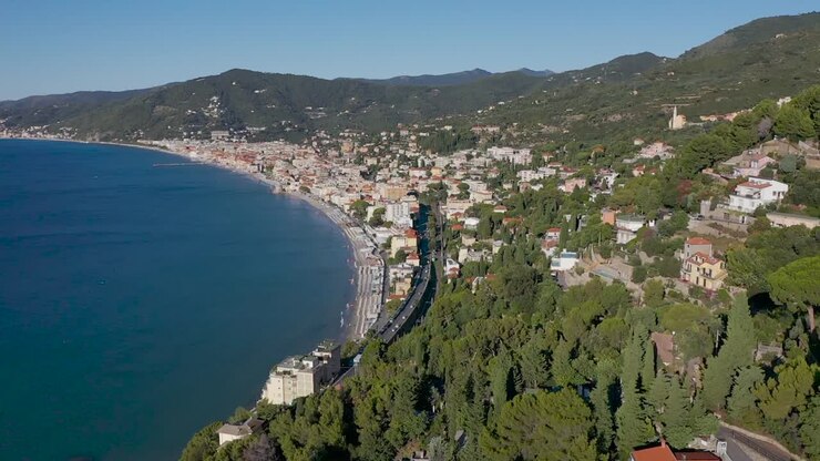 Drone voando na direção de Alassio, Ligúria