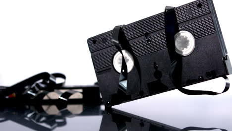 cinta de video cayendo y rebotando sobre un fondo blanco