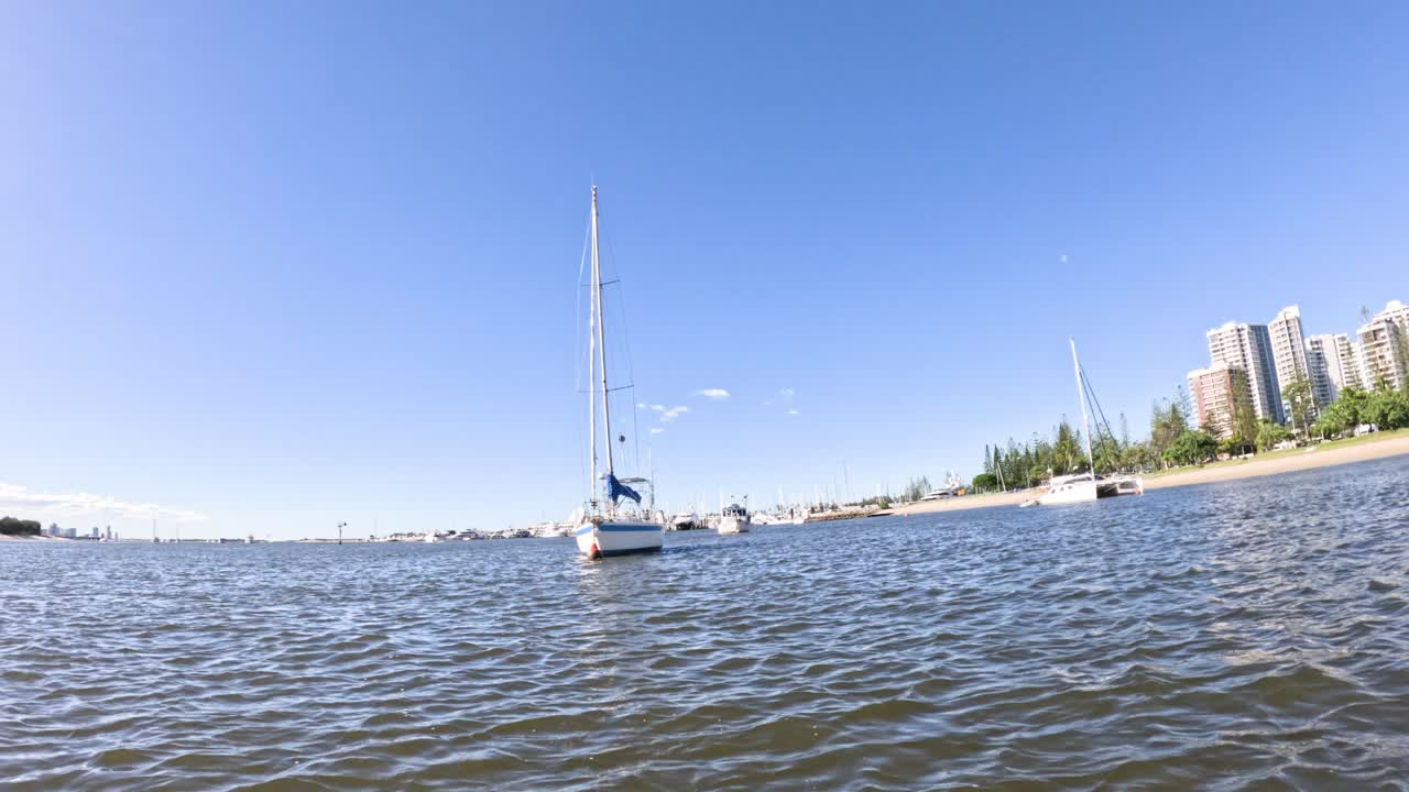 평온 한 물 을 가로질러 도시 를 향해 이동 하는 선박