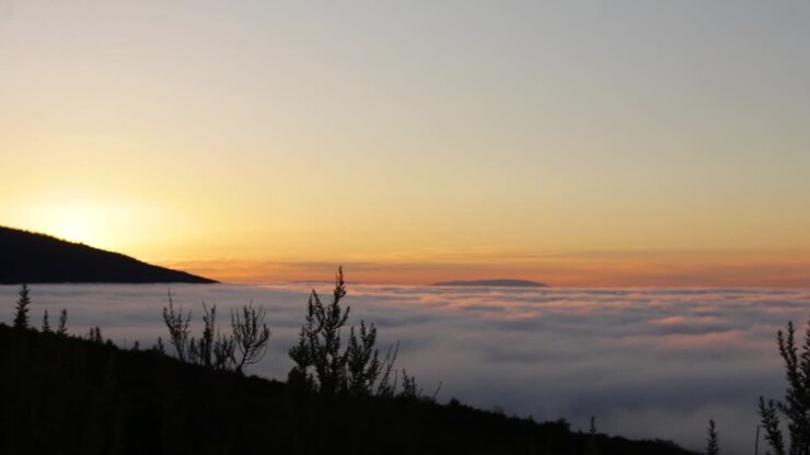Tramonto spettacolare sopra le nuvole nel parco nazionale del vulcano Teide a Tenerife