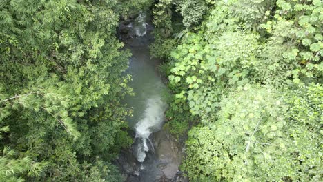 Toma-Aérea-De-Arriba-Hacia-Abajo-Volando-Sobre-Una-Cascada-Y-Un-Río-En-La-Selva-Tropical,-Costa-Rica