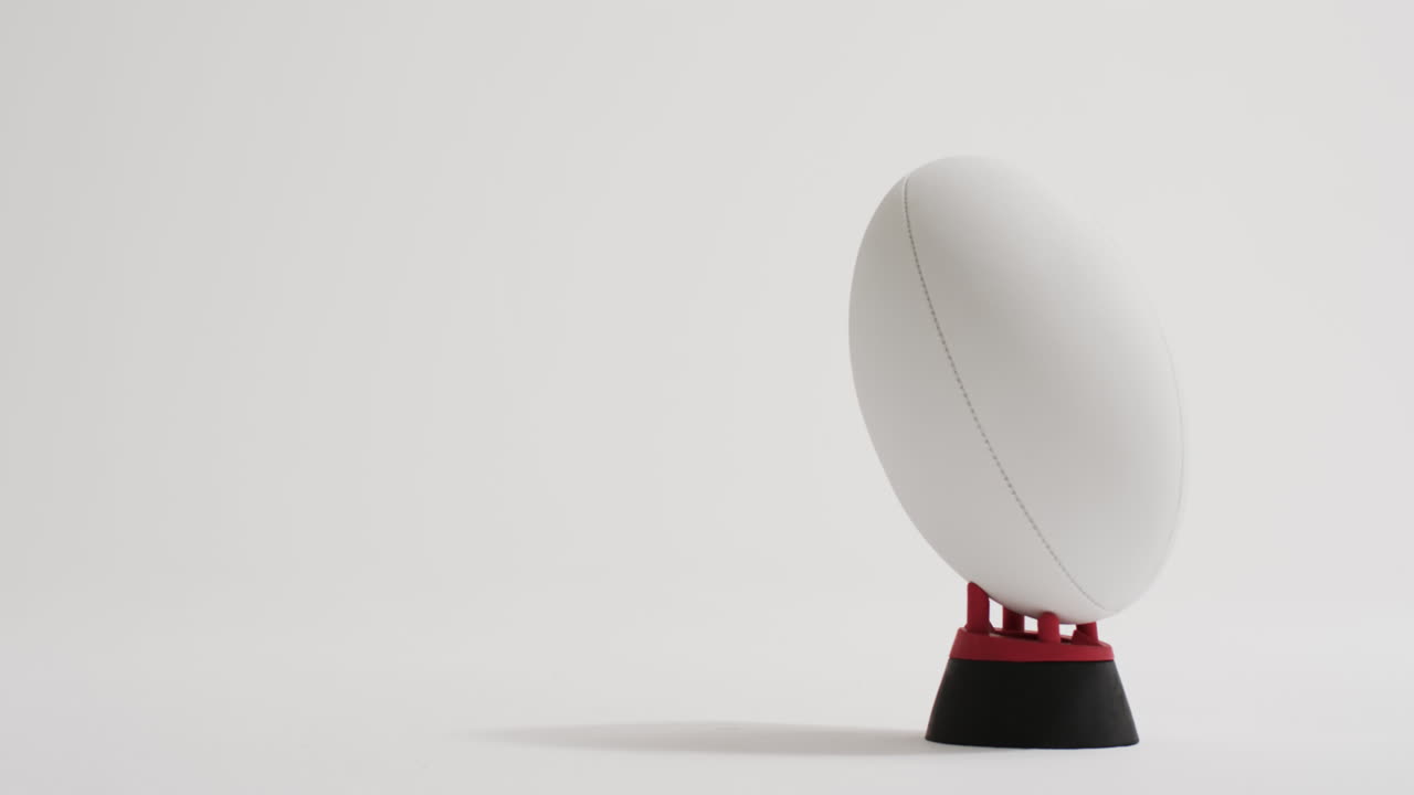 ⁇ 색 바탕에  ⁇ 색 럭비 공을  ⁇ 고, 복사 공간, 슬로우 모션