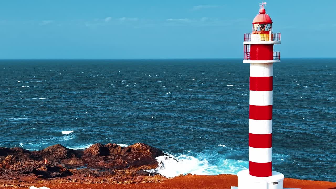 Un faro si erge sulla costa di Gran Canaria in Spagna durante il giorno.