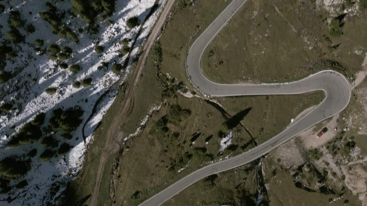 imágenes de drones sobre dolomitas en italia-15