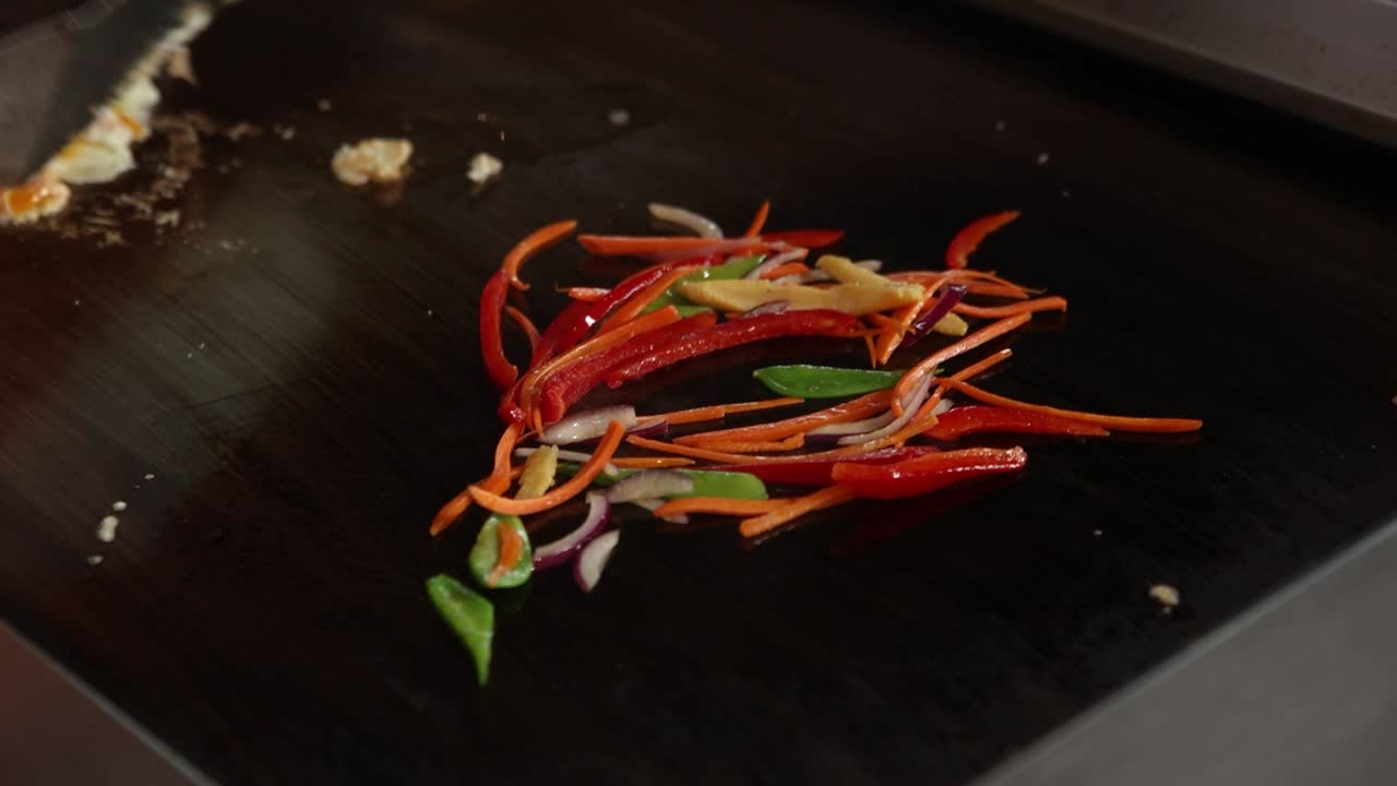 cocinando un stir-fry en una placa caliente