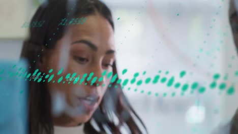 animación de gráficos sobre mujer biracial hablando en la oficina