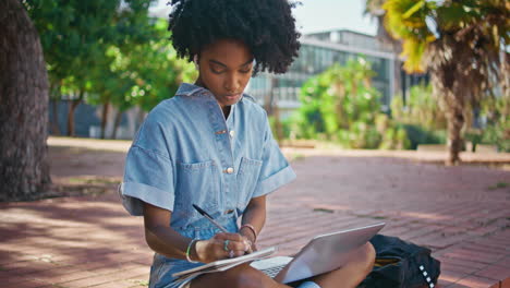 mujer joven estudiando al aire libre