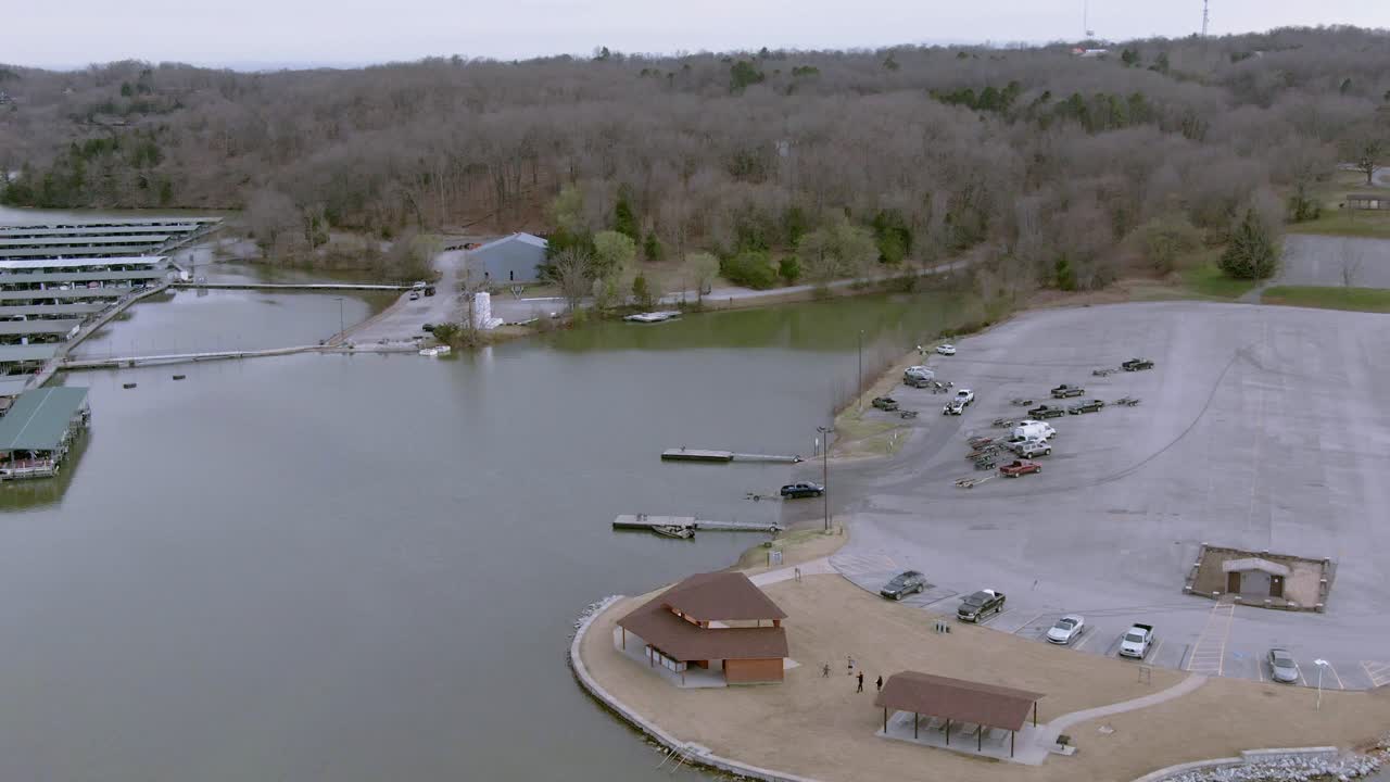 Truck pulls boat out of Beaver lake in Rogers, Arkansas