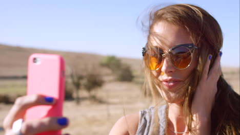mujer, teléfono y selfie para viajar