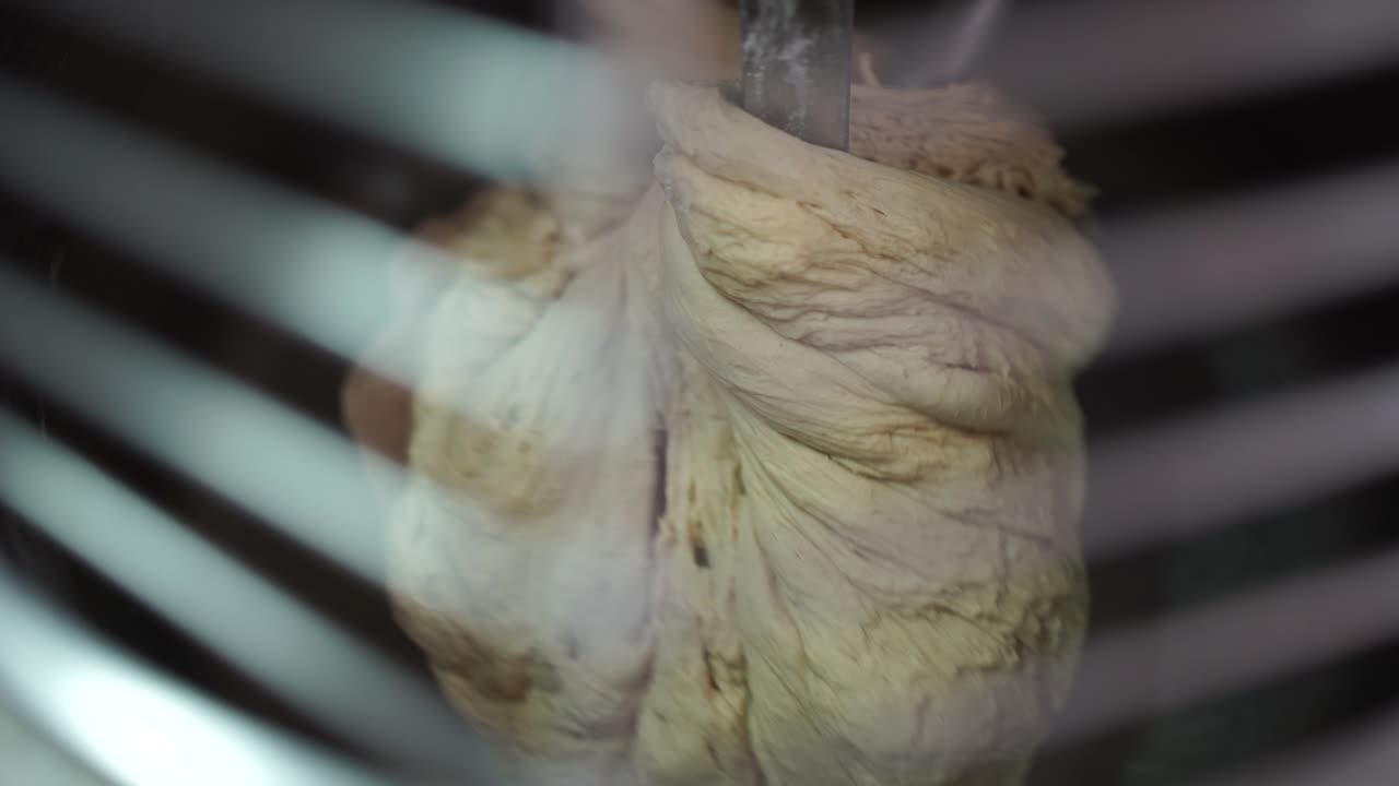 전문 믹서에서 빵 반죽의 클로즈업