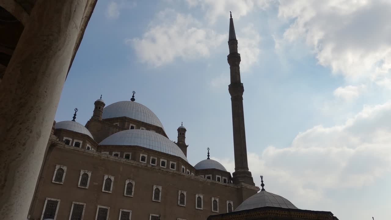 vista inclinada hacia abajo de la gran mezquita otomana de muhammad ali pasha o mezquita de alabastro, ciudadela de cairo en egipto