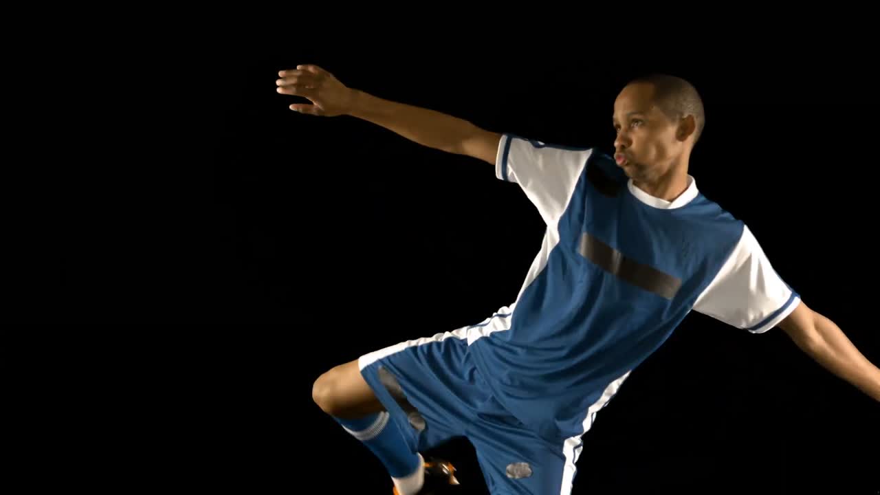 공을 차는 축구 선수