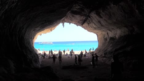 en una cueva, mirando al mar