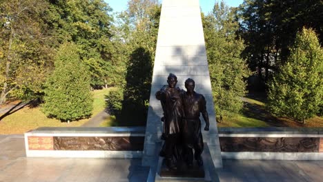 Aufstehen-Auf-Der-Gedenkstatue-Der-Roten-Armee-In-Ostrava,-Tschechische-Republik