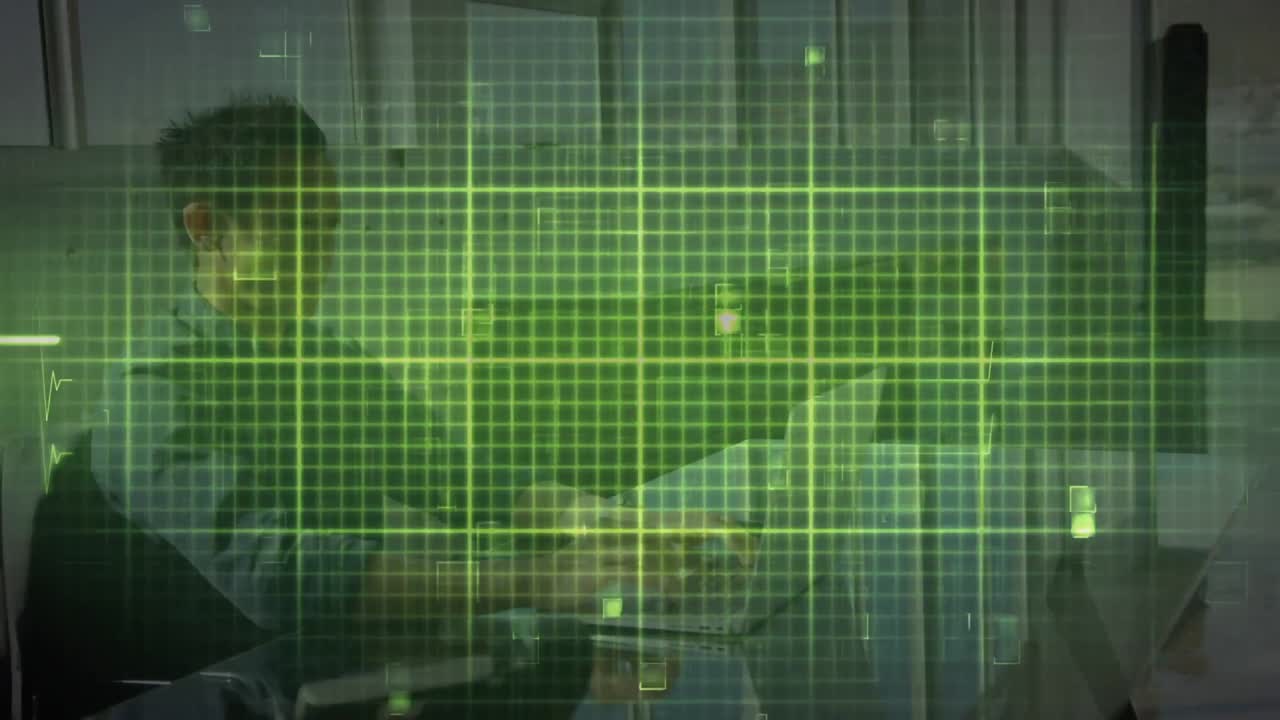 심박수 모니터의 애니메이션과 데이터 처리는 녹색 그리드에, 컴퓨터를 사용하여 책상에있는 사람을 통해