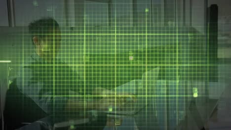 animación del monitor de ritmo cardíaco y procesamiento de datos en la cuadrícula verde, sobre el hombre en el escritorio utilizando la computadora
