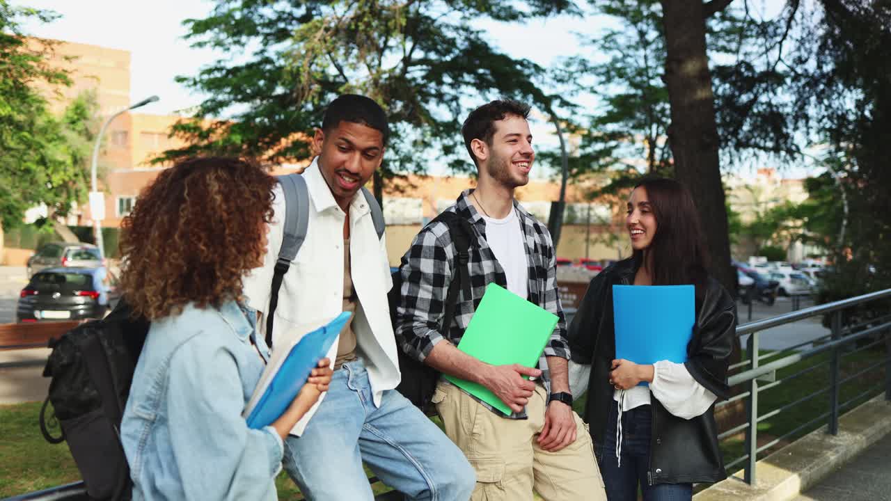 Grupo feliz de estudiantes diversos hablando y sonriendo en el campus.