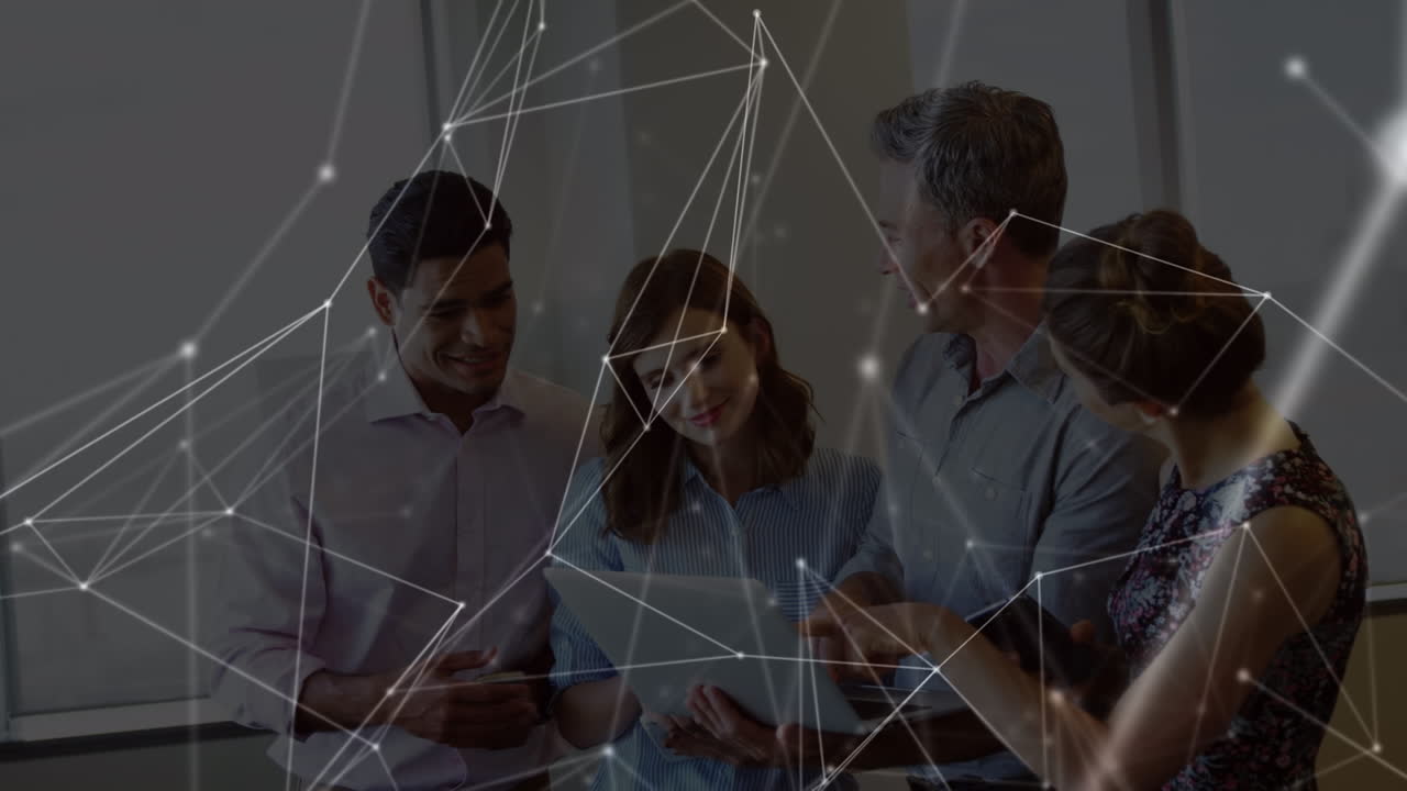 animación de la red de conexiones a través de felices compañeros de trabajo diversos en la oficina