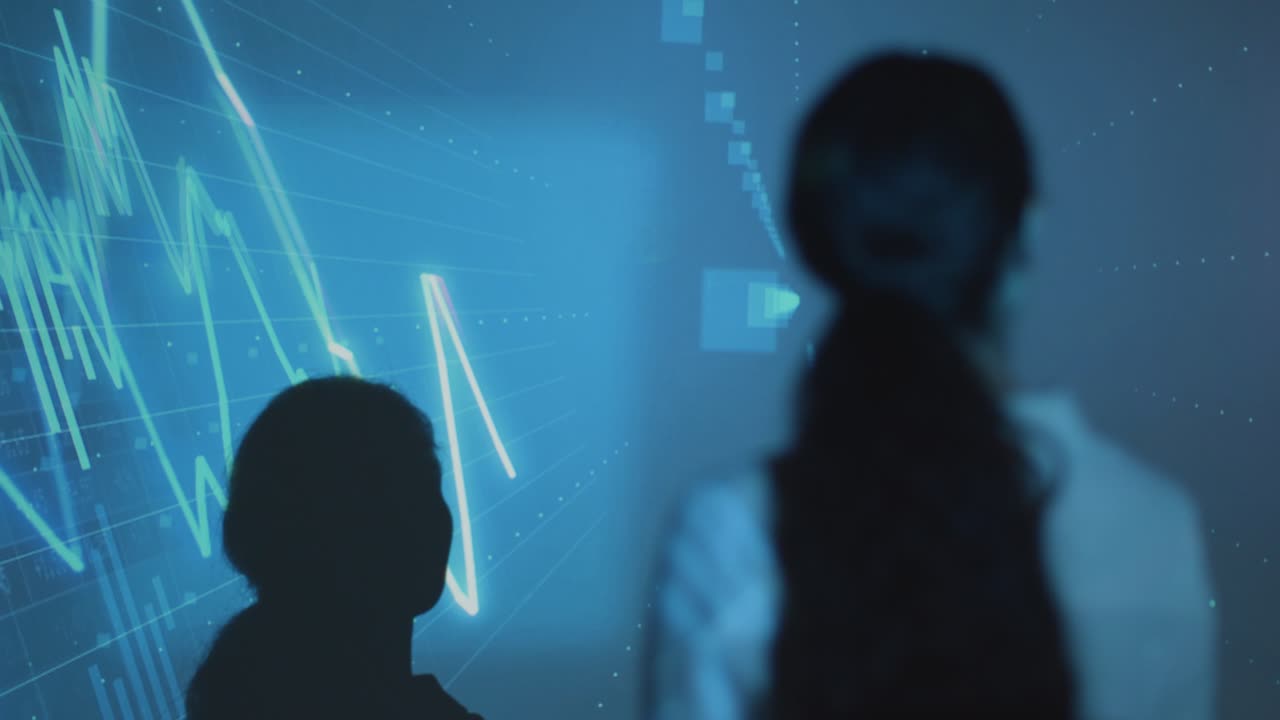 벽 3 에 모양 과 패턴 을 투사 한 몰입적 인 미술 전시회 를 방문 하는 여자