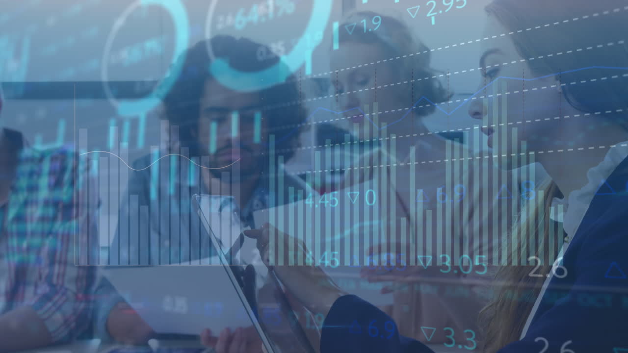 animación del procesamiento de datos estadísticos sobre una mujer de negocios caucásica que usa una tableta digital en la oficina