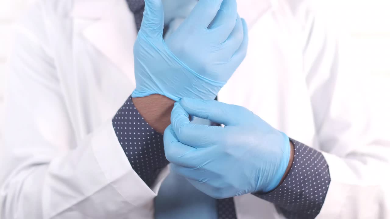 el doctor se pone los guantes.