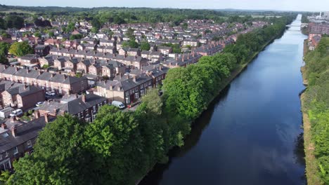 Vista-Aérea-Volando-Sobre-La-Rica-Urbanización-De-Cheshire-Junto-Al-Canal-De-Barcos-De-Manchester