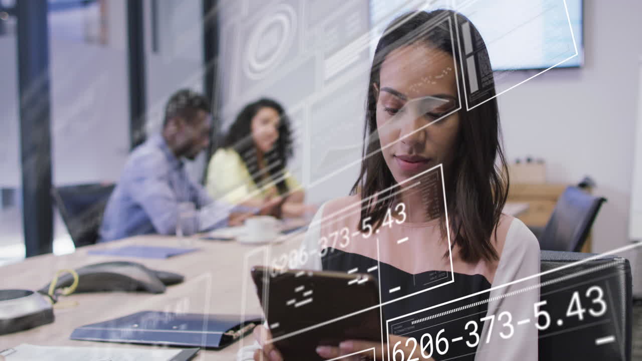 animación de gráficos, círculos de carga, cambios de números, mujer biracial desplazándose en una tableta digital