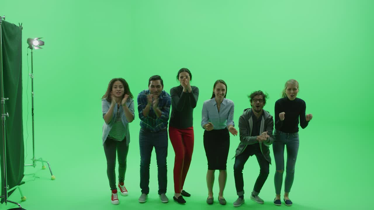 그린 스크린 크로마 키 스튜디오: 대중 스포츠 행사, 콘서트, 페스티벌, 파티에서 손을 들어 환호하고 박수를 치는 다민족 팬들의 다양한 군중.